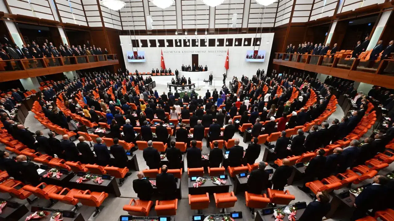 Mecliste Salgın Alarmı: 100'den Fazla Kişi Hastaneye Gitti!