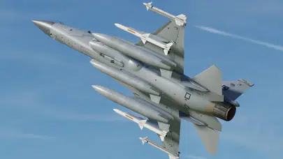 Çin donanması Alman Uçağını Lazerle Hedef Aldı: Yeni Savaş Kapıda mı?